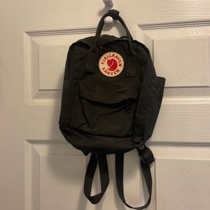 BLACK Fjallraven Kanken Backpack